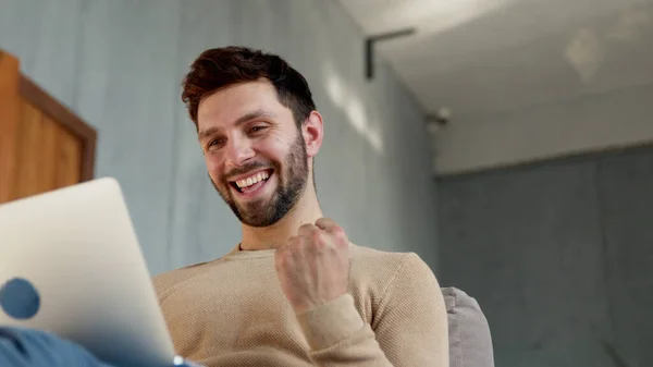 Ein erfolgreicher Mann reagiert emotional auf die Nachricht — Stockfoto