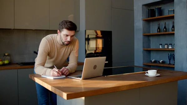 Ernstige jongeman communiceren via video live met behulp van computer, microfoon en webcam — Stockfoto