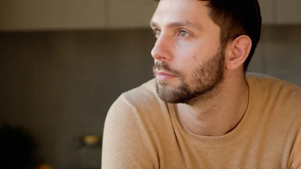 Joven en la cocina de cerca. Hombre guapo pensando en la idea —  Fotos de Stock