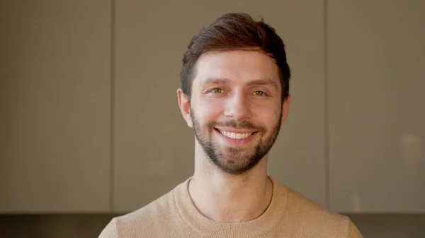 Young man looking at camera in home office. Young man looking at camera — Stock Photo, Image