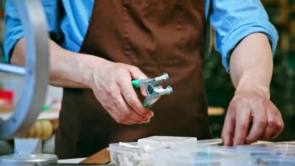 Mãos masculinas cortando um pedaço de pedra — Vídeo de Stock