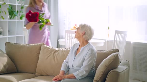 Glimlachende familie op Moederdag — Stockvideo