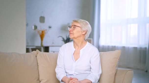 Chica sonriente dando un regalo a una madre anciana — Vídeo de stock