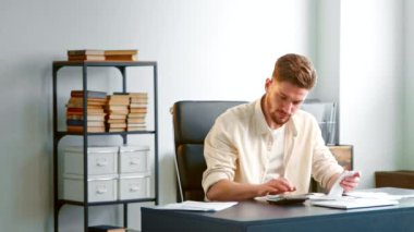 Profesyonel girişimci hesap makinesinde yazan çekleri sayar
