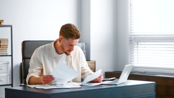 Directeur de l'entreprise déprimé regarde document papier avec choc — Video