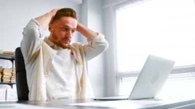 Depresyondaki adam laptopa bakar ve bağlantıyı kaybeder.