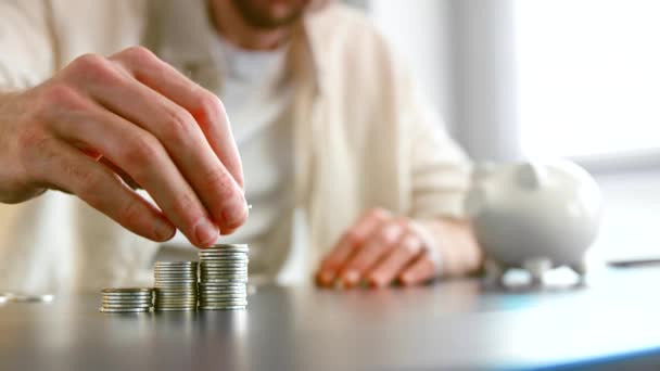 Blurry guy bank cuello blanco recoge monedas de plata en pilas — Vídeo de stock