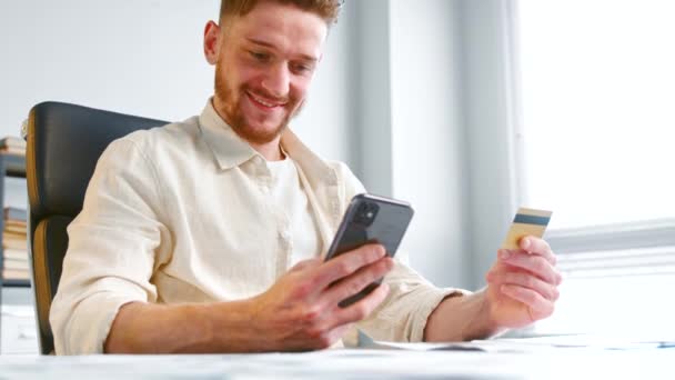 Hombre de negocios sonriente con barba entra en el número de tarjeta de la compañía — Vídeos de Stock