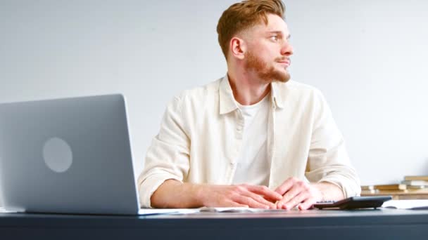 Triste gerente de la compañía con barba mira a un lado resolver problemas — Vídeos de Stock