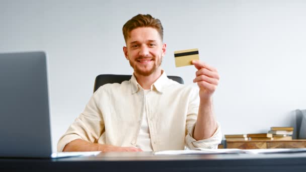 Hombre serio gerente corporativo con barba tiene tarjeta bancaria — Vídeos de Stock