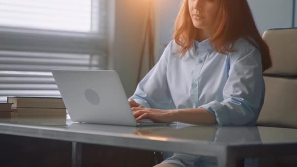 Concentrated nurse with long loose hair types on laptop — Stok video