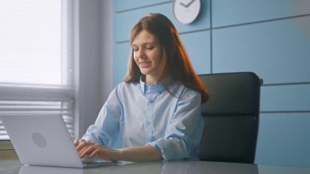 Young woman communicates with patients online in office — Stok video