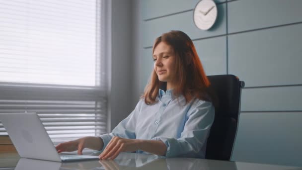 Smiling general practitioner at laptop during online meeting — Αρχείο Βίντεο