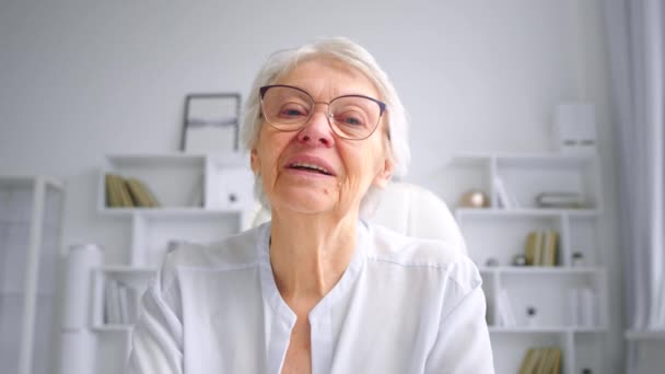 Senior madre de pelo gris se comunica con su hijo en línea — Vídeos de Stock