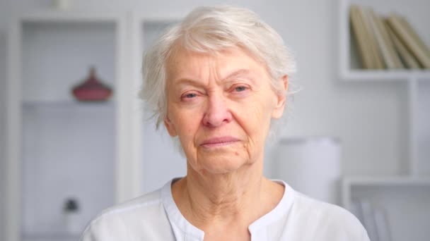 Pensionista mujer de negocios con pelo gris corto y ojos azules — Vídeos de Stock