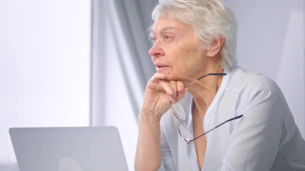 Corporate lady manager gepensioneerde neemt af bril ontspannen — Stockvideo