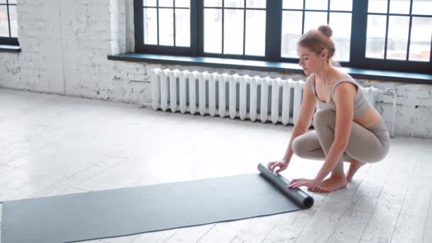 Slim sportnő tekercs mat edzés után jóga stúdió — Stock videók