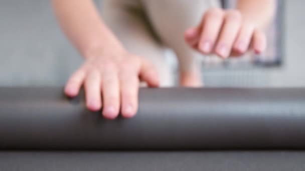 Allenatore mani srotolare tappetino sul pavimento per prepararsi per l'allenamento — Video Stock
