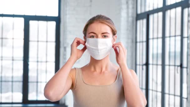 Entraîneur féminin enlève masque regardant dans la caméra en studio — Video