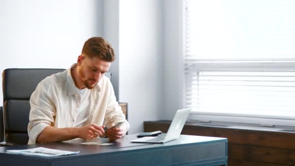 Bearded guy manager telt dollar bankbiljetten en zet in stapel — Stockvideo