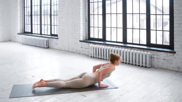 Fitness dame trainer staat in plank pose in yoga studio — Stockvideo