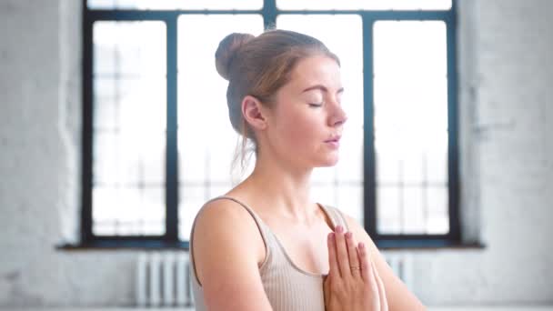 Mulher calma faz exercícios respiratórios de mãos dadas em namaste — Vídeo de Stock