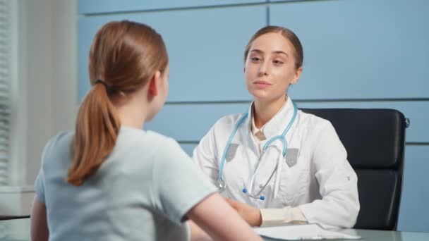 Lady allmänläkare och ung kvinna patient prata — Stockvideo