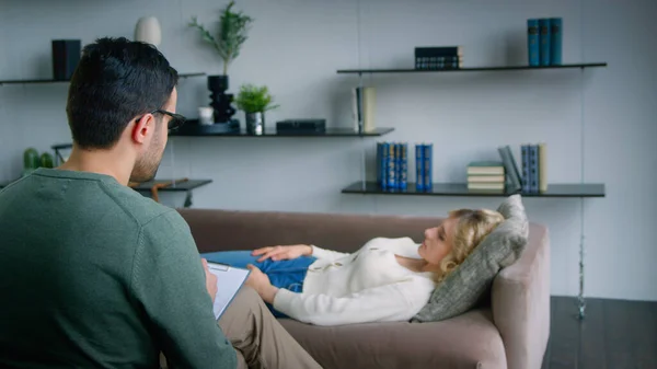 Junge Frau auf der Couch spricht über ihr Problem — Stockfoto