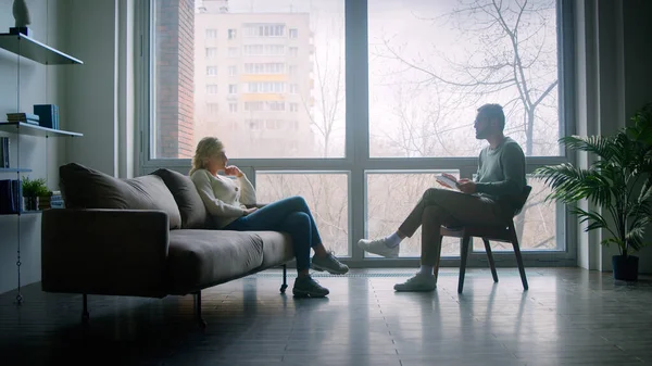 Doctor and patient on therapy against the background of a window — Stock Photo, Image