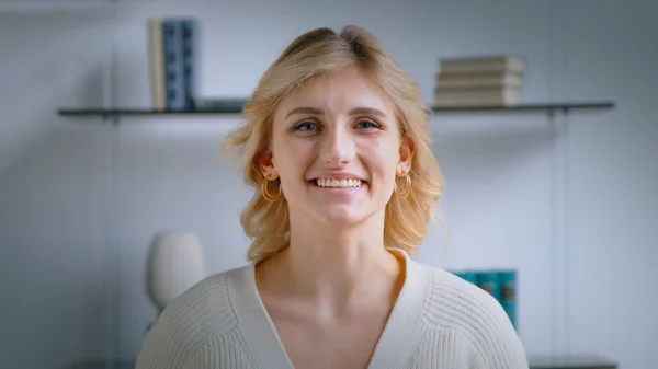 Smiling adult female looking at camera — Stock Photo, Image