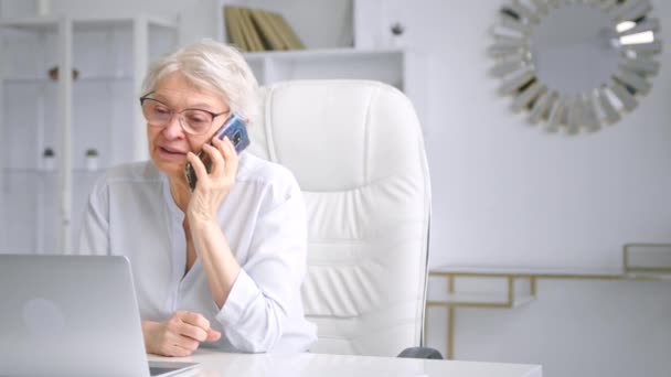 Konsantre iş kadını akıllı telefondan sözleşmeyi tartışıyor — Stok video