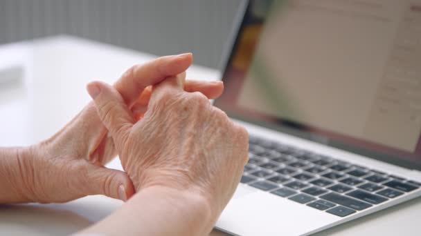 Old woman company manager holds hands over keyboard closeup — Stock Video