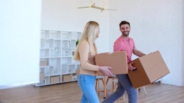 Şaşırtıcı bir çift yeni bir daire boyunca yürür.