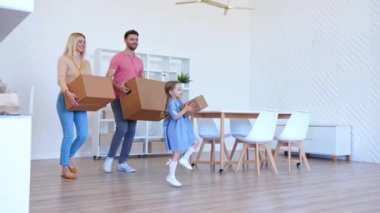 Mutlu aile ve çocuklu aile apartman dairesine girer.