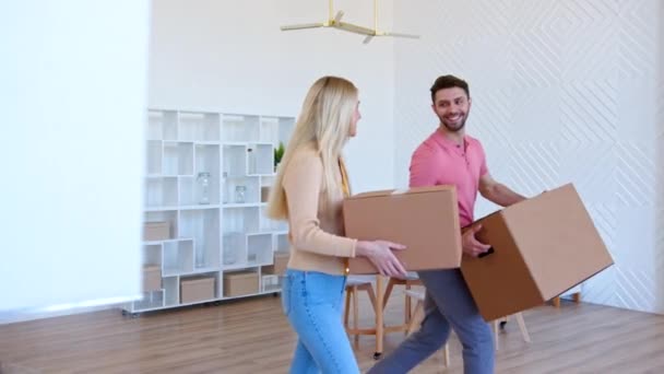 Úžasný pár muž a dáma procházka podél nového bytu pokoj — Stock video
