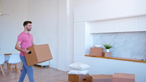 Casal alegre coloca caixas de papelão na pilha no novo piso plano — Vídeo de Stock