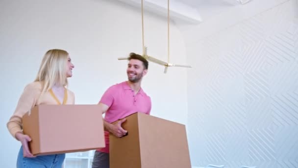 Incrível casal cara e senhora transportar caixas de papelão marrom — Vídeo de Stock