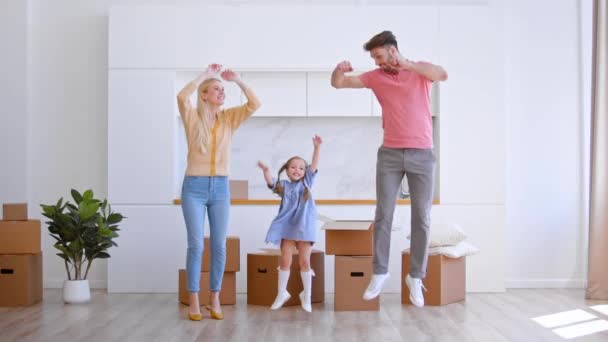 Gelukkig nieuwe appartement eigenaren familie met kleine meisje springen — Stockvideo