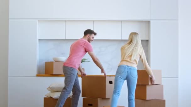 Feliz novo apartamento proprietários cara e senhora trazer pacotes — Vídeo de Stock