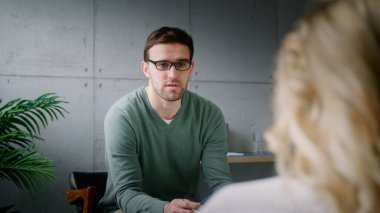 Ofiste profesyonel bir psikoterapistin resepsiyonundaki genç hasta.