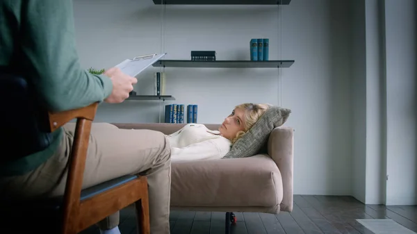 Ein Psychotherapeut Meditiert Einen Patienten Auf Einer Couch Büro — Stockfoto