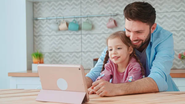 Jovem Pai Filha Conversando Uma Conferência Line Com Mãe Usando — Fotografia de Stock