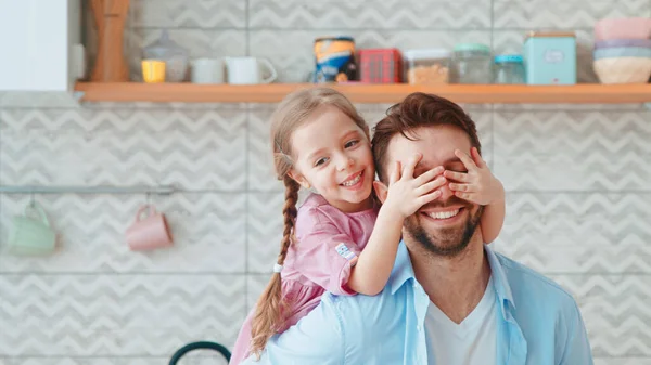 Ein Kleines Mädchen Bedeckt Die Augen Ihres Vaters Mit Den — Stockfoto