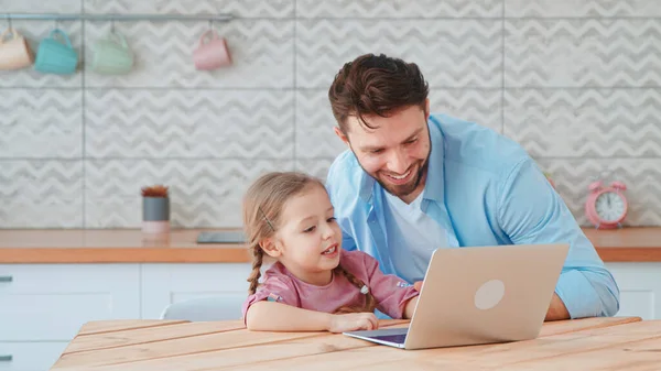 Família Jovem Com Uma Criança Conversando Usando Microfone Webcam Cozinha — Fotografia de Stock