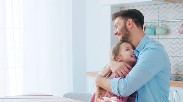 Abrazando Padre Joven Niña Interior Del Hogar — Foto de Stock