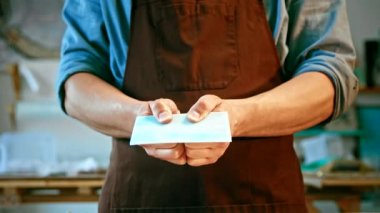 İş yerinde üniformalı genç bir profesyonel.