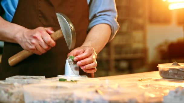 Trabajador con un martillo en el taller — Vídeos de Stock