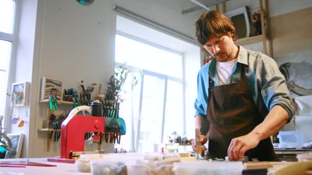 Hombre joven trabajando con mosaico en el estudio — Vídeo de stock