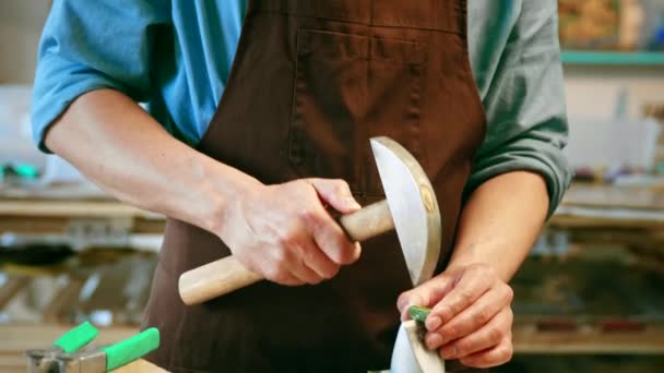 Travailler homme mûr en uniforme en studio — Video