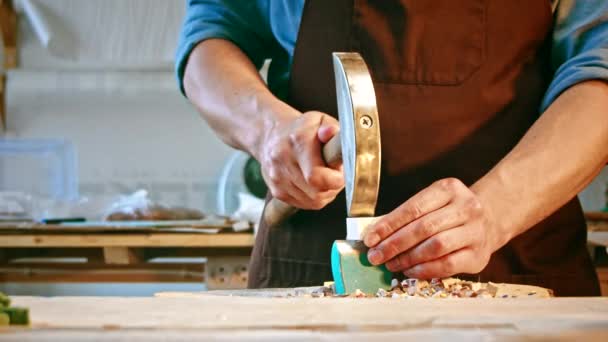 Jeune homme avec un marteau au travail gros plan — Video